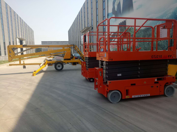 剪叉自行走液壓升降平臺(tái) 剪叉自行走液壓升降平臺(tái)